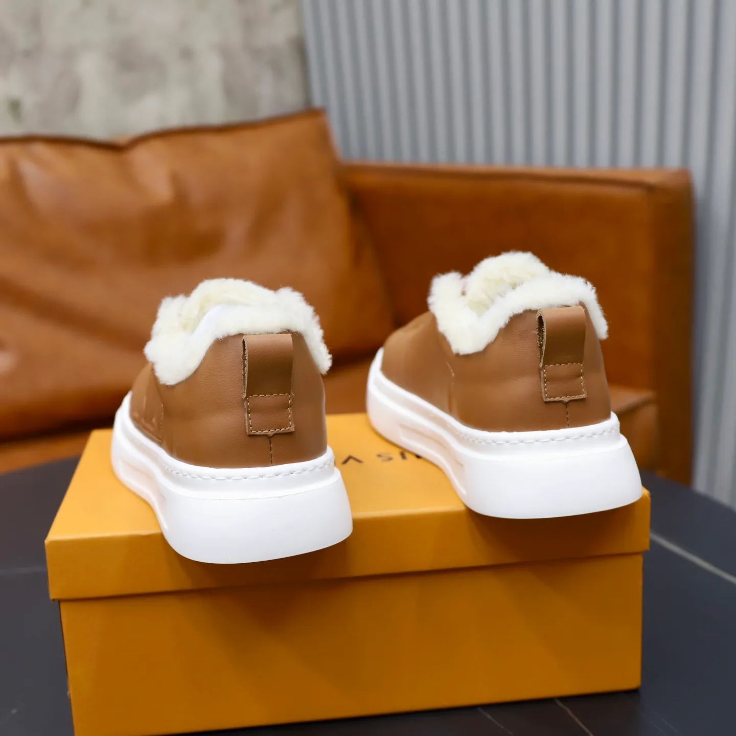 Ex-factory price: 500💰🙅‍♂️🙅‍♂️🙅‍♂️ Brand: LV Louis Vuitton Standard code: 38-44 (45 customized) Grade: Same as the official website Material: Original cowhide fabric Comfortable and warm wool lining Increased lightness, wear-resistant and soft outsole Style category: Men's fashionable casual shoes Running sneakers Distinguished luxury brand elements Top luxury Color: actual picture color